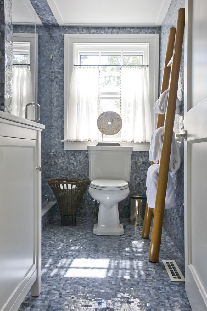 ニューヨークにあるエクレクティックスタイルのおしゃれな浴室 (白いキャビネット、青いタイル、モザイクタイル) の写真