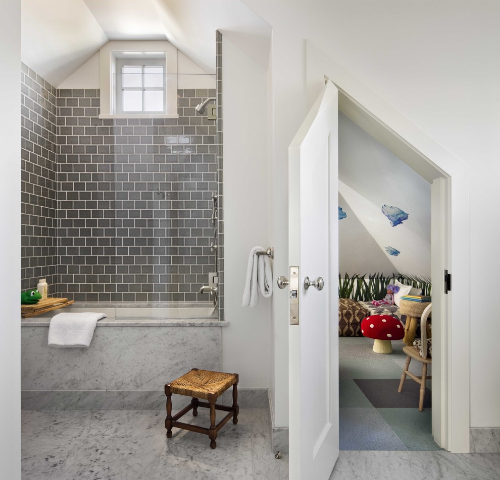 Пример оригинального дизайна: детская ванная комната среднего размера в морском стиле с душем над ванной, серой плиткой, полновстраиваемой ванной, белыми стенами, мраморным полом и серым полом