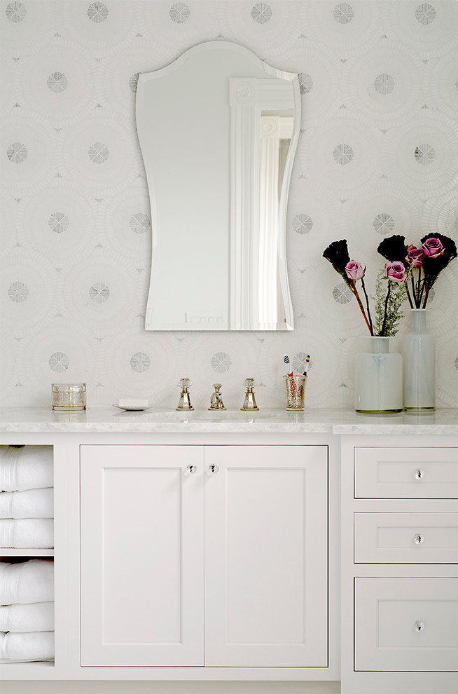 Foto di una stanza da bagno padronale classica di medie dimensioni con ante in stile shaker, ante bianche e top in marmo