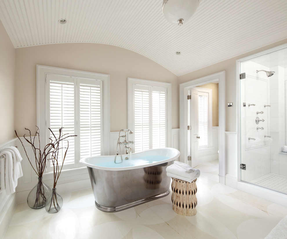 Esempio di una grande stanza da bagno padronale chic con vasca freestanding, doccia aperta, piastrelle bianche e pareti beige