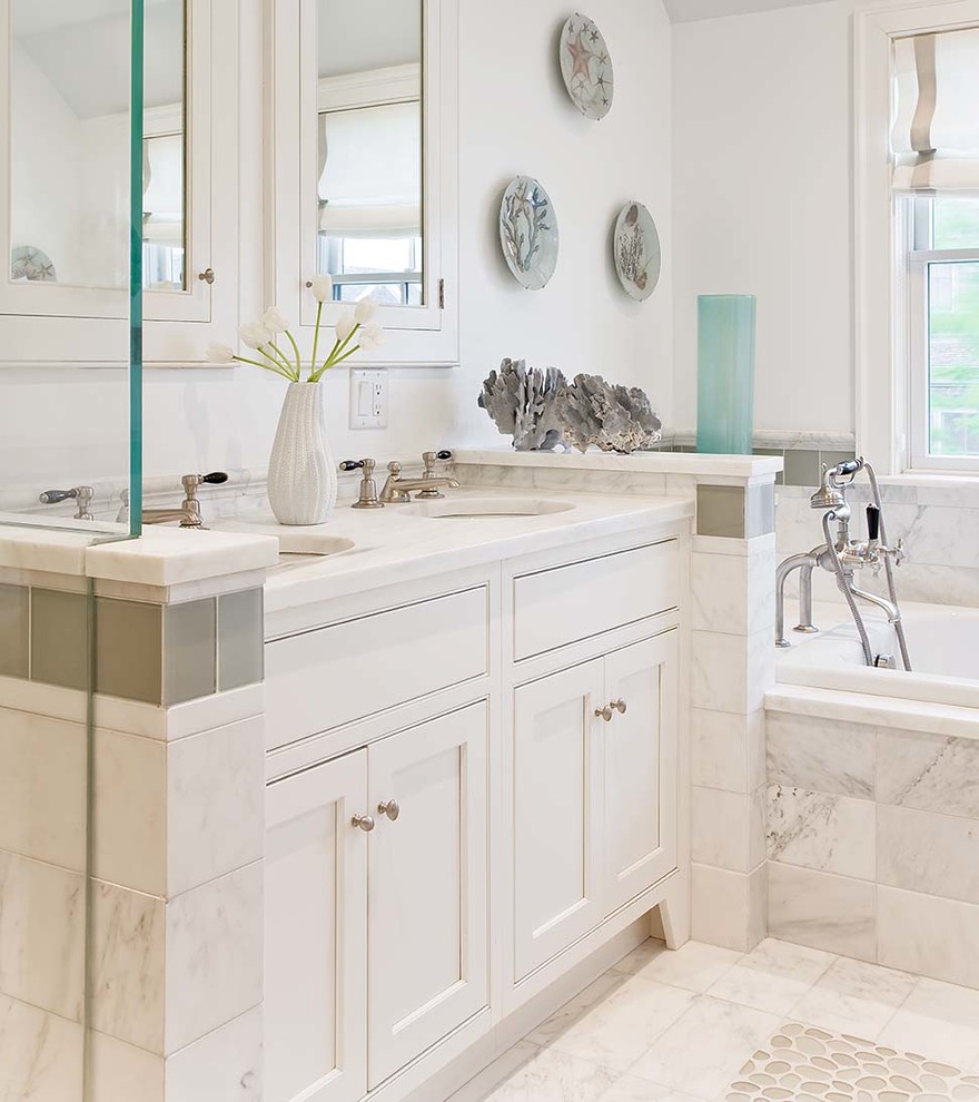 Exempel på ett klassiskt vit vitt badrum, med luckor med profilerade fronter, vita skåp, ett platsbyggt badkar, vit kakel och stenkakel