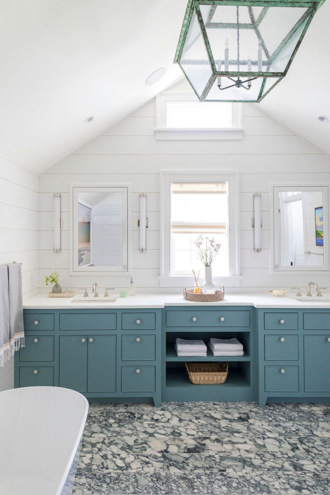 Стильный дизайн: ванная комната в морском стиле с плоскими фасадами, синими фасадами, белыми стенами, врезной раковиной, серым полом, белой столешницей и тумбой под две раковины - последний тренд