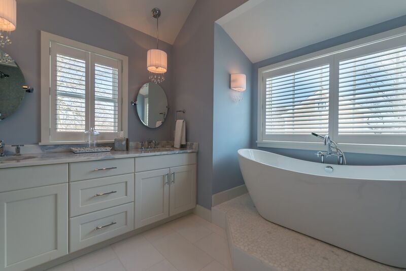Foto på ett mellanstort maritimt badrum med dusch, med luckor med upphöjd panel, vita skåp, ett fristående badkar, vit kakel, keramikplattor, blå väggar, ett integrerad handfat och granitbänkskiva