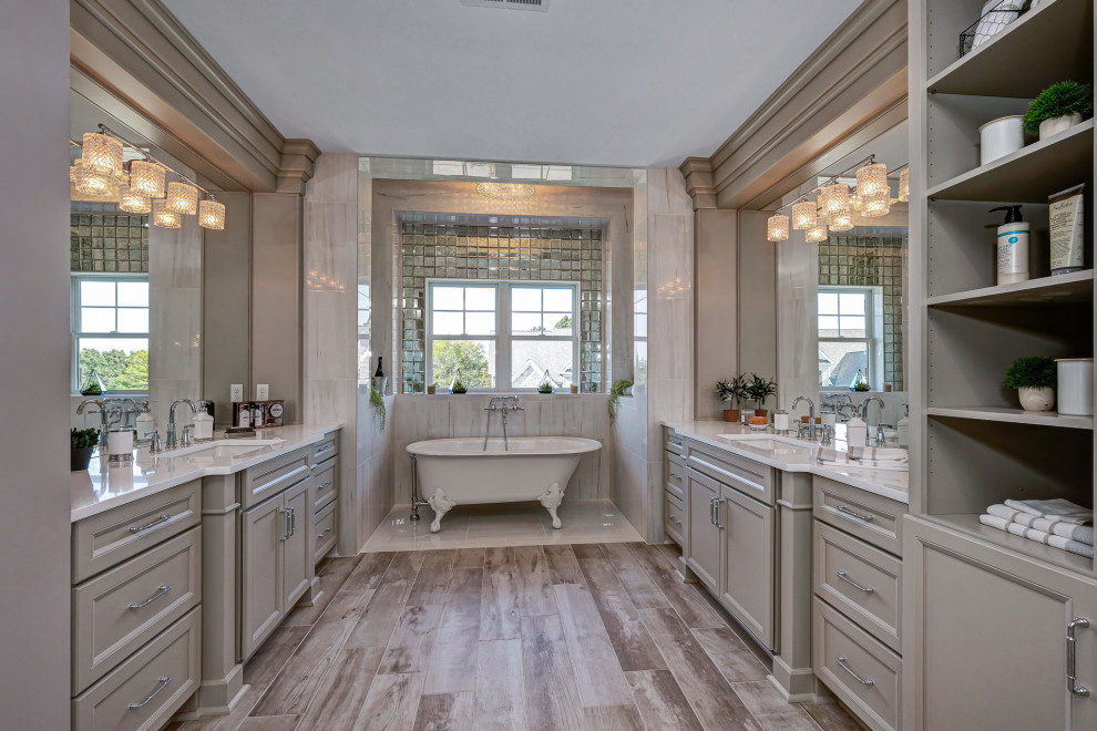 Стильный дизайн: большая главная ванная комната в классическом стиле с фасадами с утопленной филенкой, серыми фасадами, ванной на ножках, серыми стенами, врезной раковиной, серым полом и белой столешницей - последний тренд
