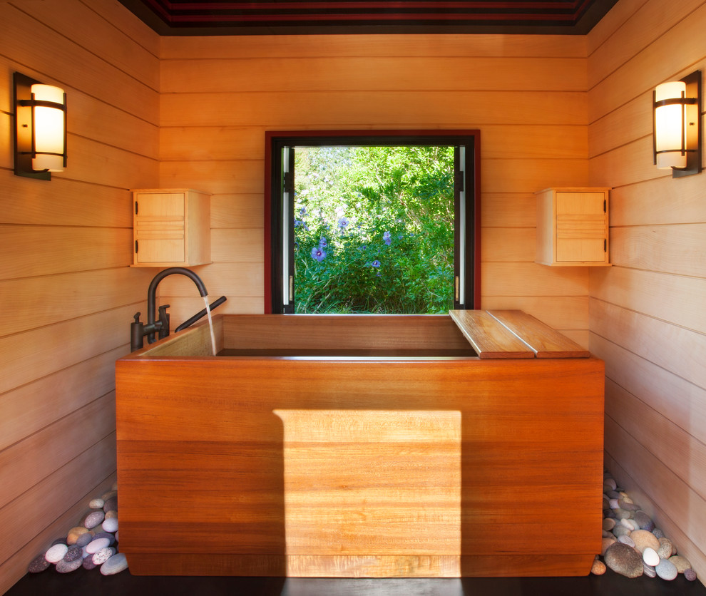 Idéer för små amerikanska badrum, med ett japanskt badkar, gula väggar, skiffergolv och svart golv
