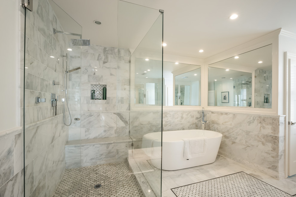 На фото: ванная комната в морском стиле с отдельно стоящей ванной, белыми стенами и белым полом с