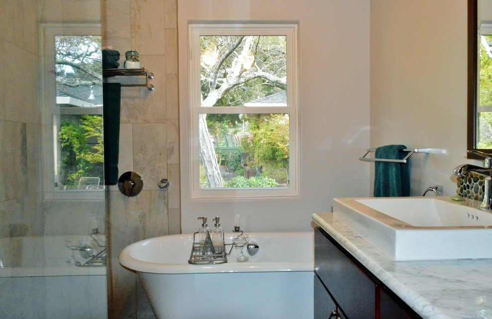 Modelo de cuarto de baño tradicional renovado con ducha abierta