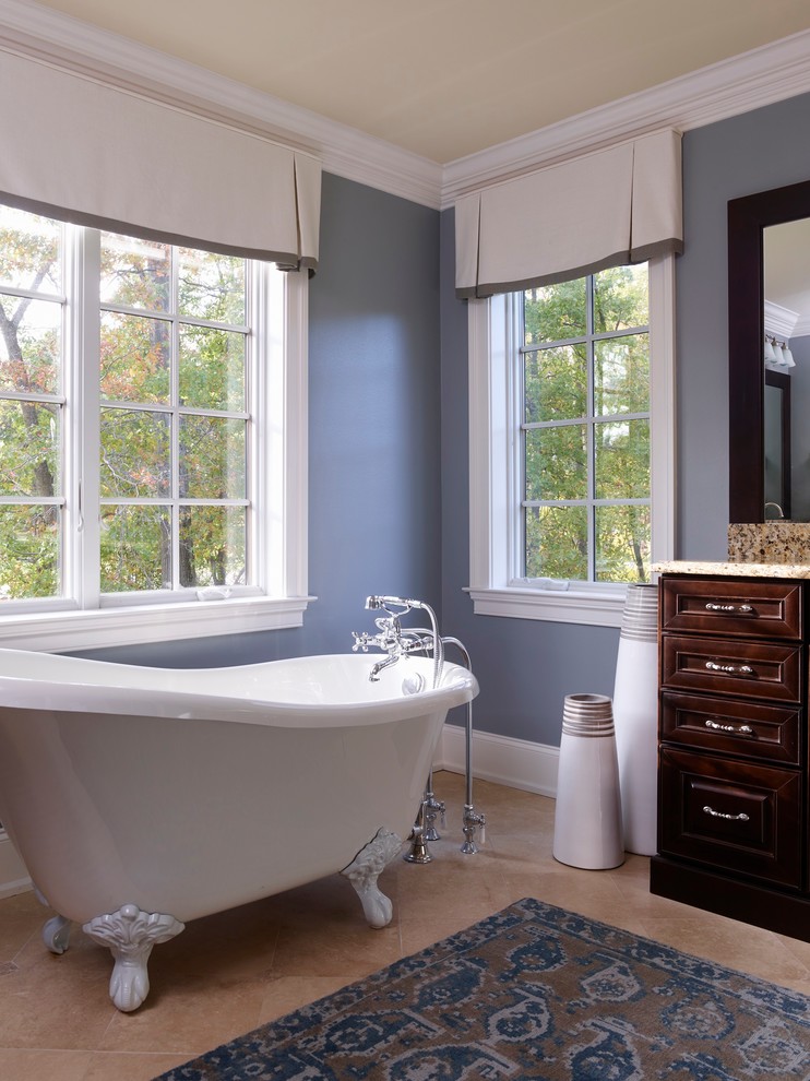 Foto på ett stort vintage en-suite badrum, med ett undermonterad handfat, skåp i mörkt trä, ett badkar med tassar, beige kakel, blå väggar och klinkergolv i keramik