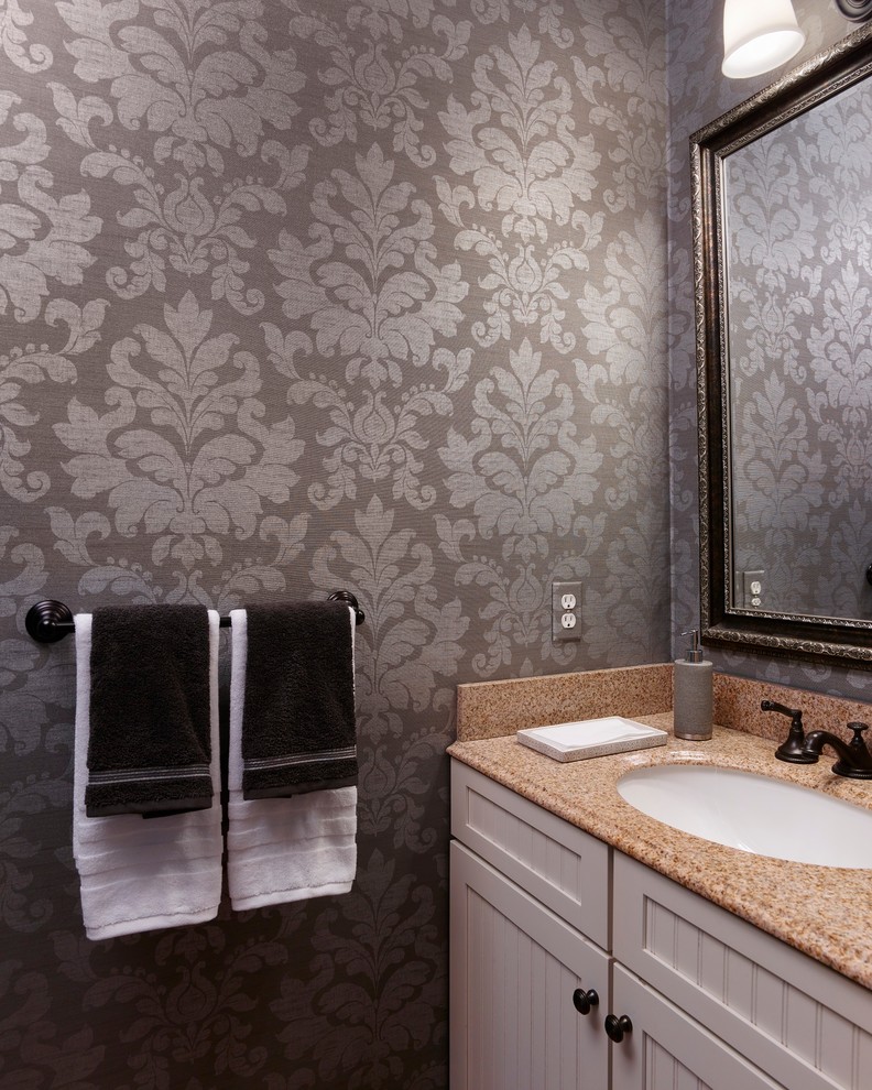 Inspiration pour une salle de bain traditionnelle avec un lavabo encastré, des portes de placard blanches et un mur gris.
