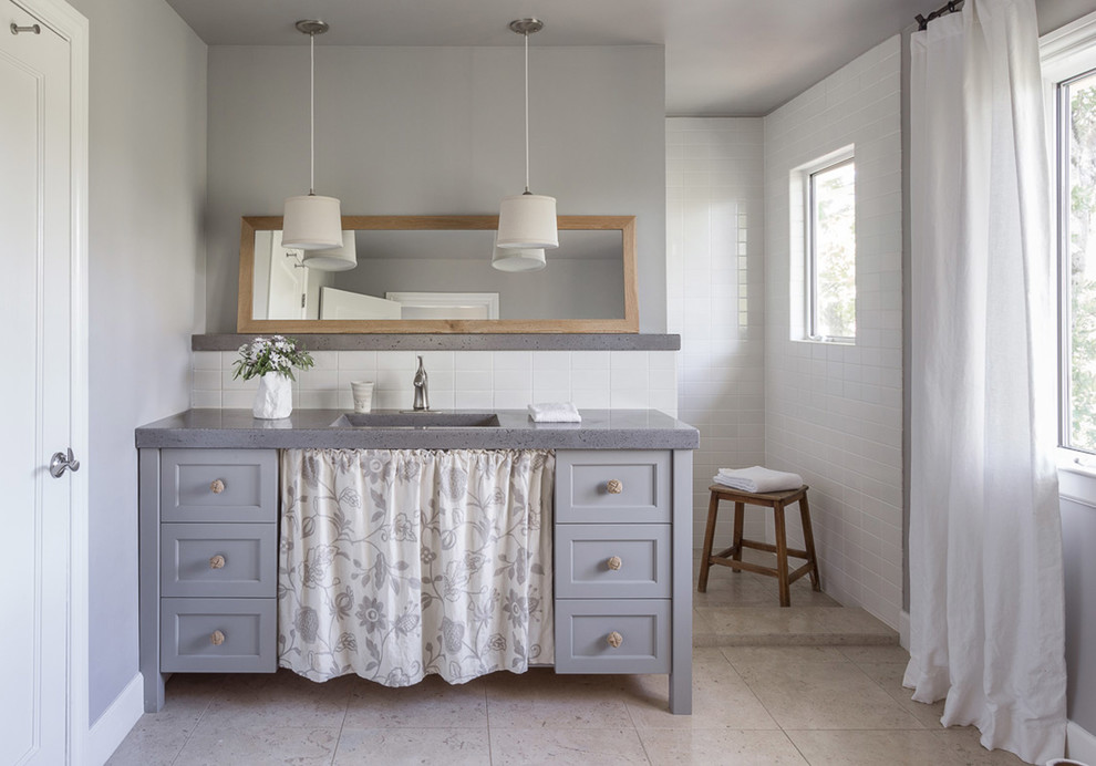 Стильный дизайн: ванная комната в стиле кантри с открытым душем, белой плиткой, керамической плиткой, серыми стенами, полом из известняка, монолитной раковиной, столешницей из бетона, бежевым полом и открытым душем - последний тренд