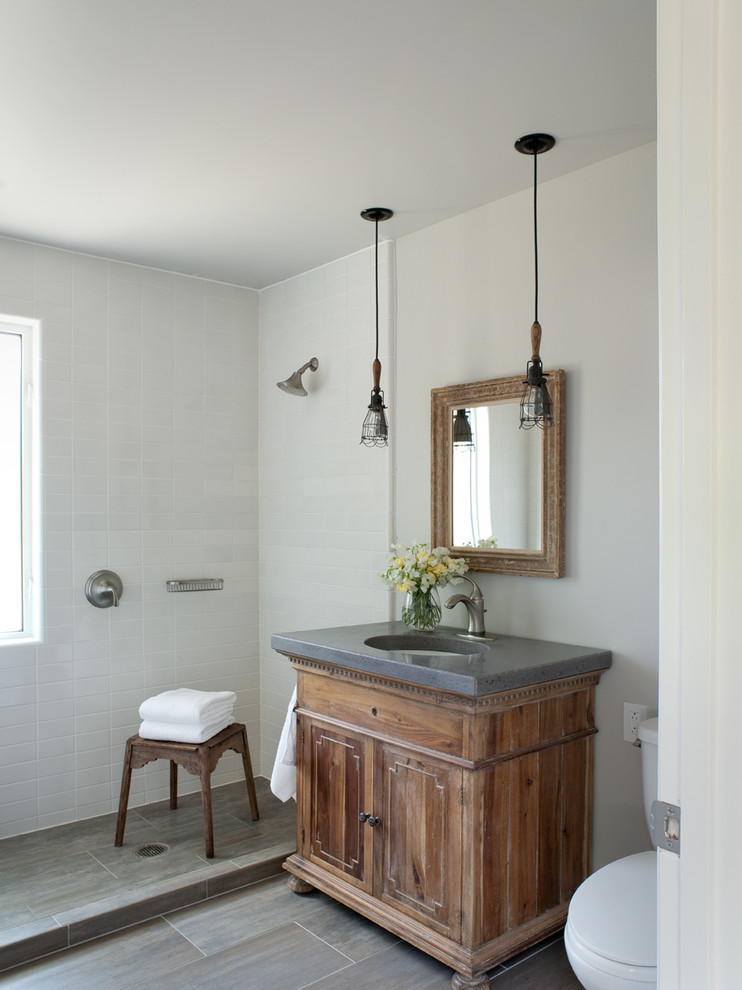 Inredning av ett lantligt mellanstort badrum, med ett undermonterad handfat, bänkskiva i betong, en öppen dusch, vit kakel, keramikplattor, vita väggar och klinkergolv i porslin