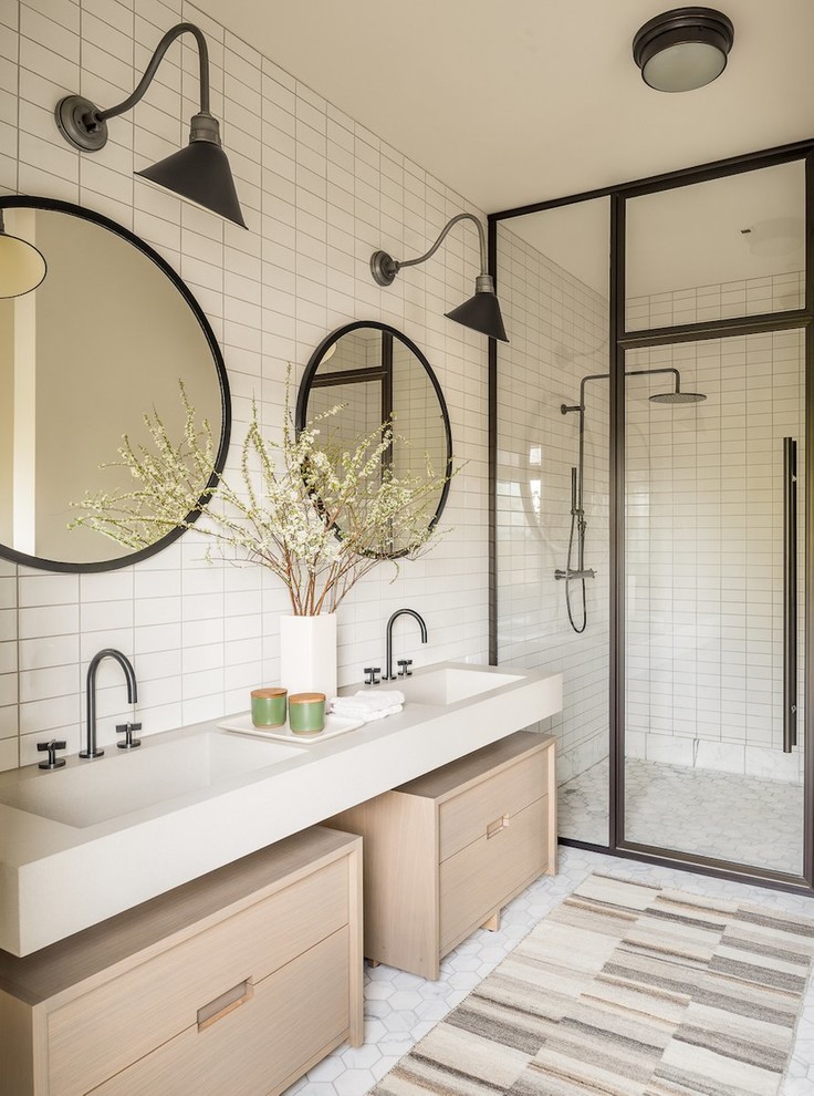 Idéer för att renovera ett lantligt beige beige badrum med dusch, med skåp i ljust trä, en kantlös dusch, vit kakel, ett integrerad handfat, dusch med gångjärnsdörr och släta luckor