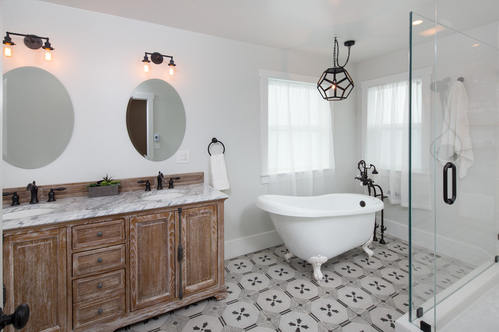 Exempel på ett mellanstort lantligt en-suite badrum, med möbel-liknande, skåp i ljust trä, ett badkar med tassar, en hörndusch, svart och vit kakel, keramikplattor, klinkergolv i porslin, ett integrerad handfat, marmorbänkskiva, flerfärgat golv och dusch med gångjärnsdörr