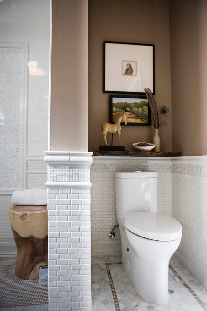 На фото: маленькая ванная комната в классическом стиле с фасадами островного типа, белыми фасадами, душем в нише, унитазом-моноблоком, белой плиткой, плиткой мозаикой, коричневыми стенами, полом из мозаичной плитки, душевой кабиной, консольной раковиной, мраморной столешницей, серым полом и душем с распашными дверями для на участке и в саду