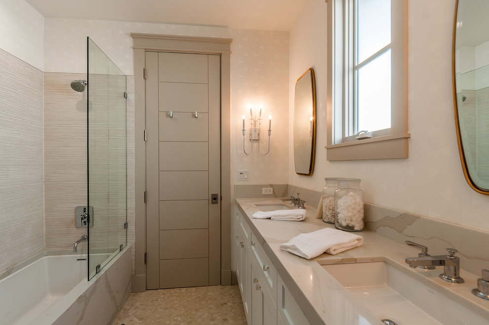 Inspiration för klassiska badrum, med luckor med infälld panel, vita skåp, ett undermonterat badkar, en dusch/badkar-kombination, beige väggar, klinkergolv i småsten, ett undermonterad handfat, beiget golv och med dusch som är öppen
