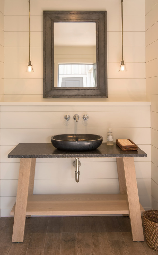 Пример оригинального дизайна: детская ванная комната среднего размера в современном стиле с светлыми деревянными фасадами, белыми стенами, полом из керамогранита, настольной раковиной, столешницей из известняка, коричневым полом и черной столешницей