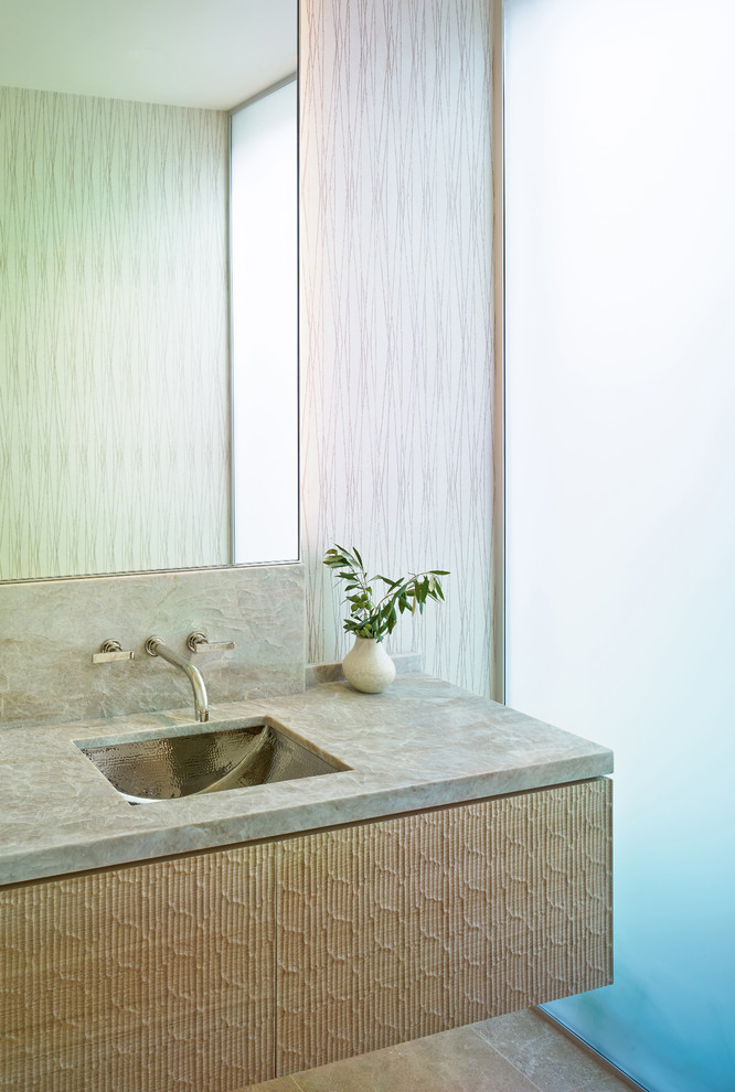 Großes Modernes Badezimmer mit flächenbündigen Schrankfronten, beigen Schränken, beiger Wandfarbe, Unterbauwaschbecken, beigem Boden und beiger Waschtischplatte in San Francisco
