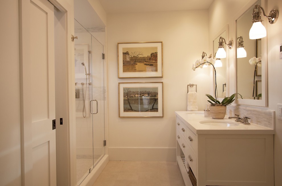 Пример оригинального дизайна: большая ванная комната в современном стиле с плоскими фасадами, белыми фасадами, ванной в нише, душем над ванной, раздельным унитазом, белой плиткой, плиткой кабанчик, бежевыми стенами, полом из травертина, душевой кабиной, врезной раковиной, столешницей из искусственного камня, бежевым полом и душем с раздвижными дверями