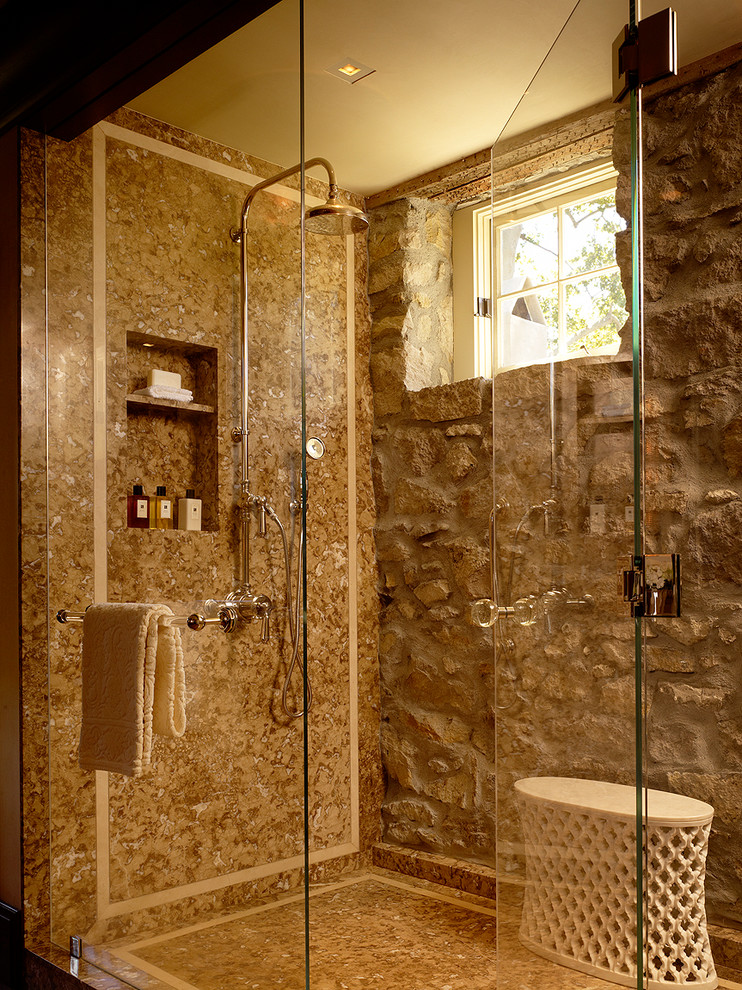 Exempel på ett rustikt badrum, med en dusch i en alkov