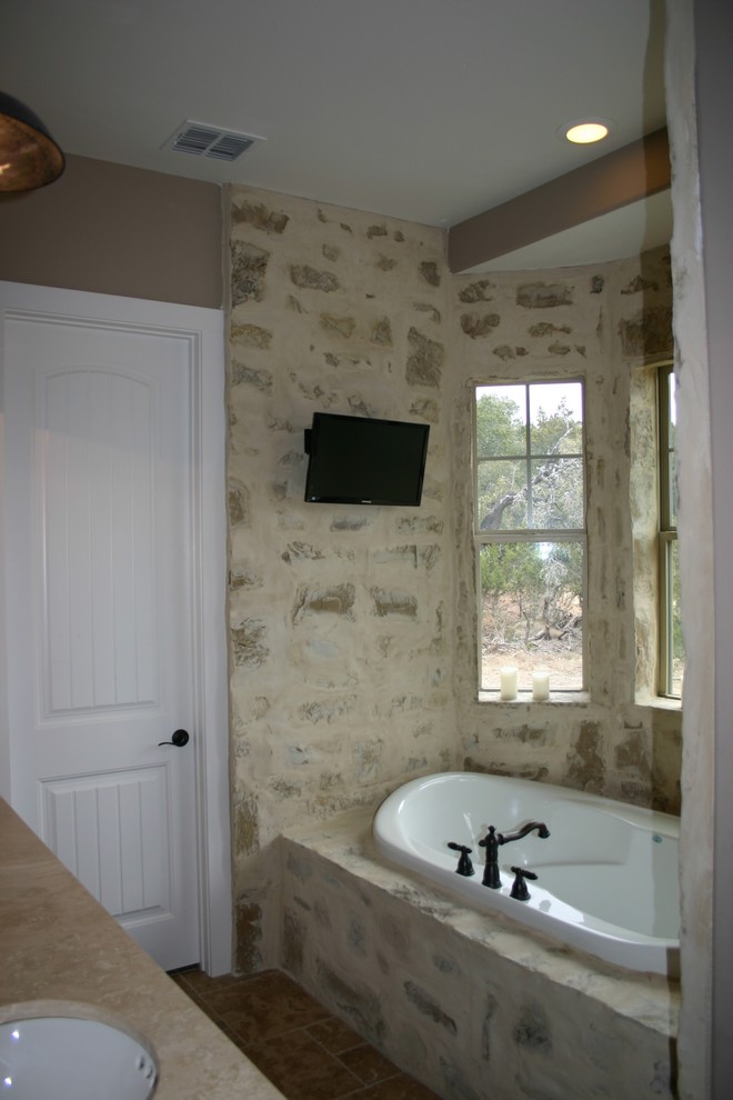 Inspiration pour une douche en alcôve rustique en bois foncé de taille moyenne avec un placard à porte shaker, un sol en travertin, un lavabo encastré, un sol marron et un plan de toilette beige.