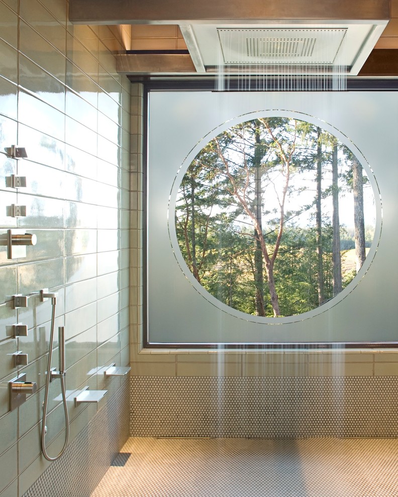Idéer för att renovera ett stort funkis en-suite badrum, med en öppen dusch, beige kakel, keramikplattor, gröna väggar, mosaikgolv och med dusch som är öppen