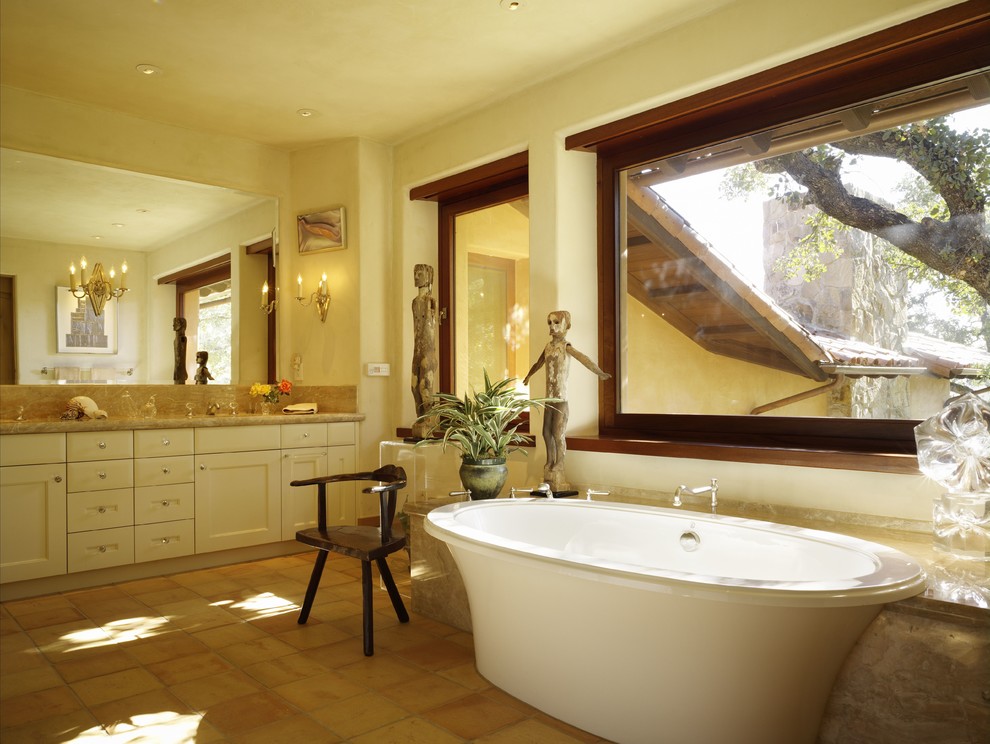 Источник вдохновения для домашнего уюта: большая главная ванная комната в средиземноморском стиле с фасадами с декоративным кантом, бежевыми фасадами, мраморной столешницей, терракотовой плиткой и коричневой плиткой