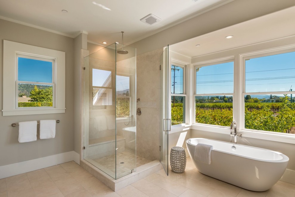 サンフランシスコにある広いトランジショナルスタイルのおしゃれなマスターバスルーム (置き型浴槽、コーナー設置型シャワー、ベージュのタイル、ベージュの壁、開き戸のシャワー、ベージュの床) の写真