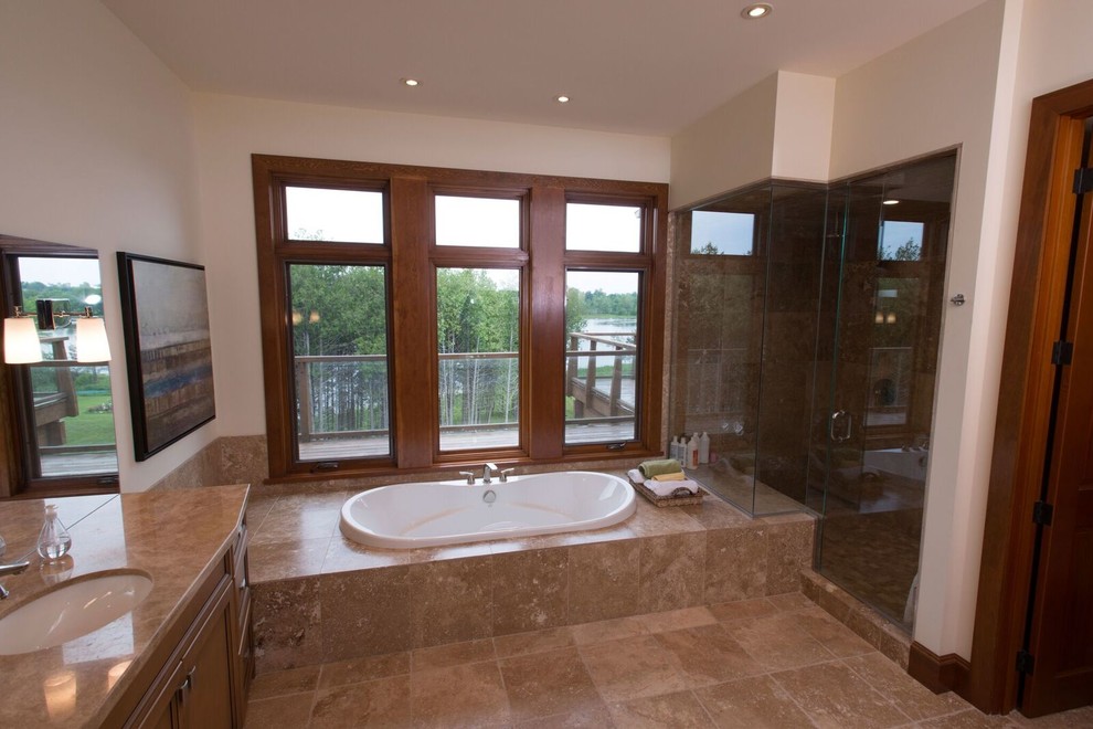 Пример оригинального дизайна: большая главная ванная комната в стиле рустика с фасадами в стиле шейкер, фасадами цвета дерева среднего тона, накладной ванной, душем в нише, бежевыми стенами, полом из керамической плитки и врезной раковиной