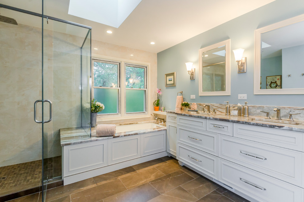Источник вдохновения для домашнего уюта: главная ванная комната среднего размера в стиле неоклассика (современная классика) с плоскими фасадами, белыми фасадами, полновстраиваемой ванной, двойным душем, унитазом-моноблоком, разноцветной плиткой, керамогранитной плиткой, синими стенами, полом из керамогранита, врезной раковиной и столешницей из кварцита