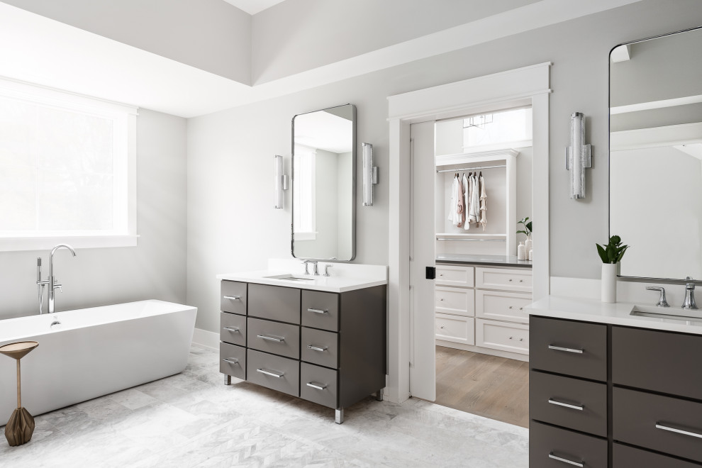 Exempel på ett lantligt vit vitt en-suite badrum, med släta luckor, bruna skåp, grå väggar, ett undermonterad handfat och flerfärgat golv