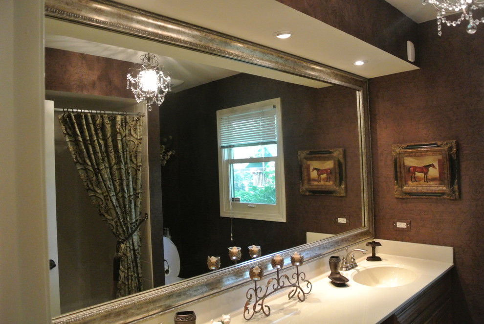 На фото: ванная комната в классическом стиле с монолитной раковиной, столешницей из ламината, ванной в нише, душем над ванной, унитазом-моноблоком и коричневыми стенами