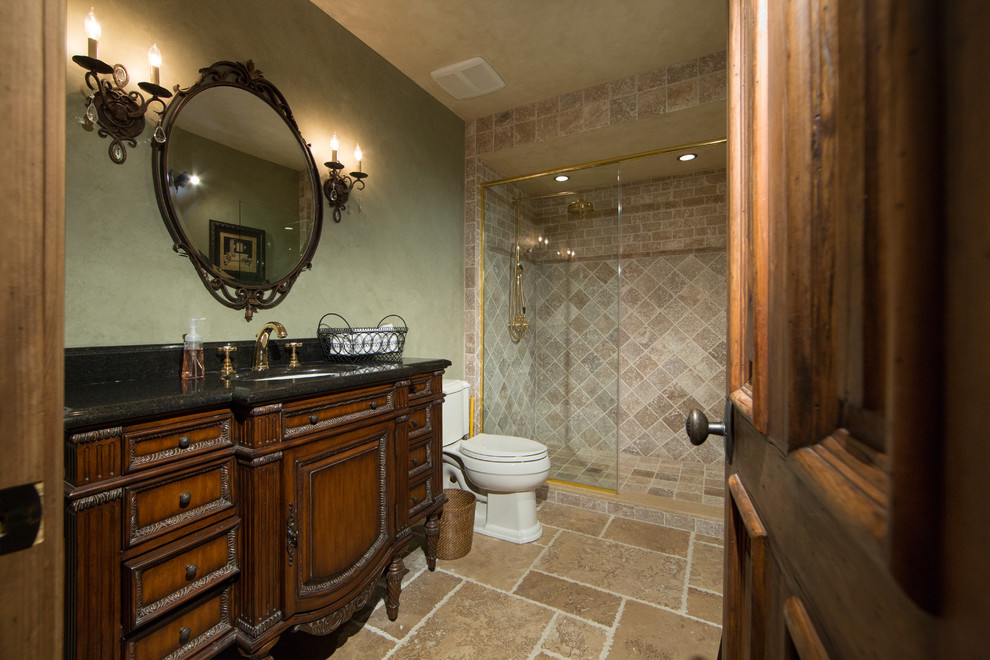 Immagine di una grande stanza da bagno classica con lavabo sottopiano, consolle stile comò, ante in legno bruno, top in onice, pareti verdi e pavimento in travertino