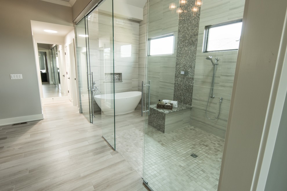 Inredning av ett amerikanskt badrum, med ett fristående badkar, våtrum och dusch med skjutdörr