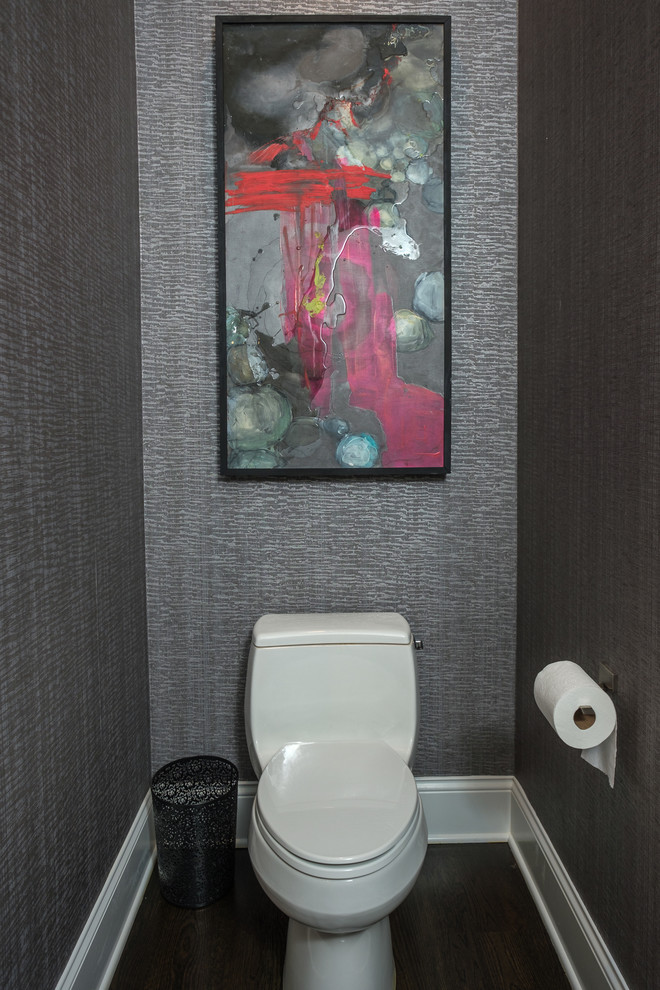Foto di un bagno di servizio classico di medie dimensioni con WC a due pezzi, pareti grigie, parquet scuro e pavimento marrone