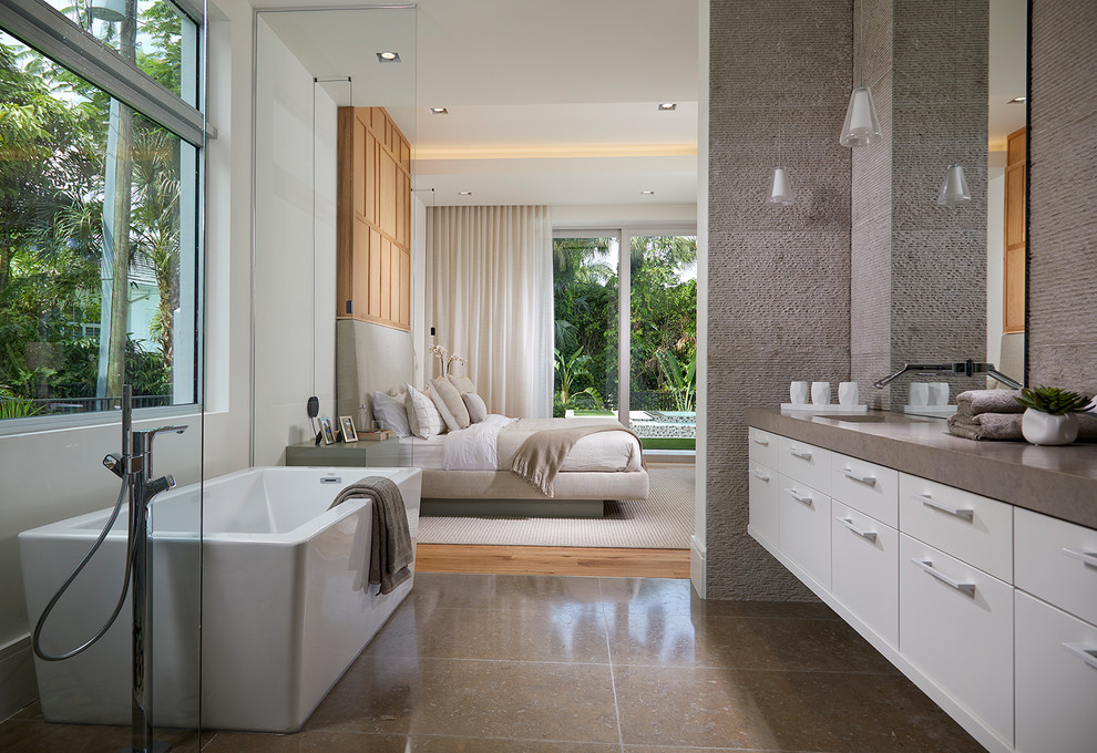 Идея дизайна: главная ванная комната в современном стиле с плоскими фасадами, белыми фасадами, отдельно стоящей ванной, серой плиткой, белыми стенами, врезной раковиной, серым полом и серой столешницей