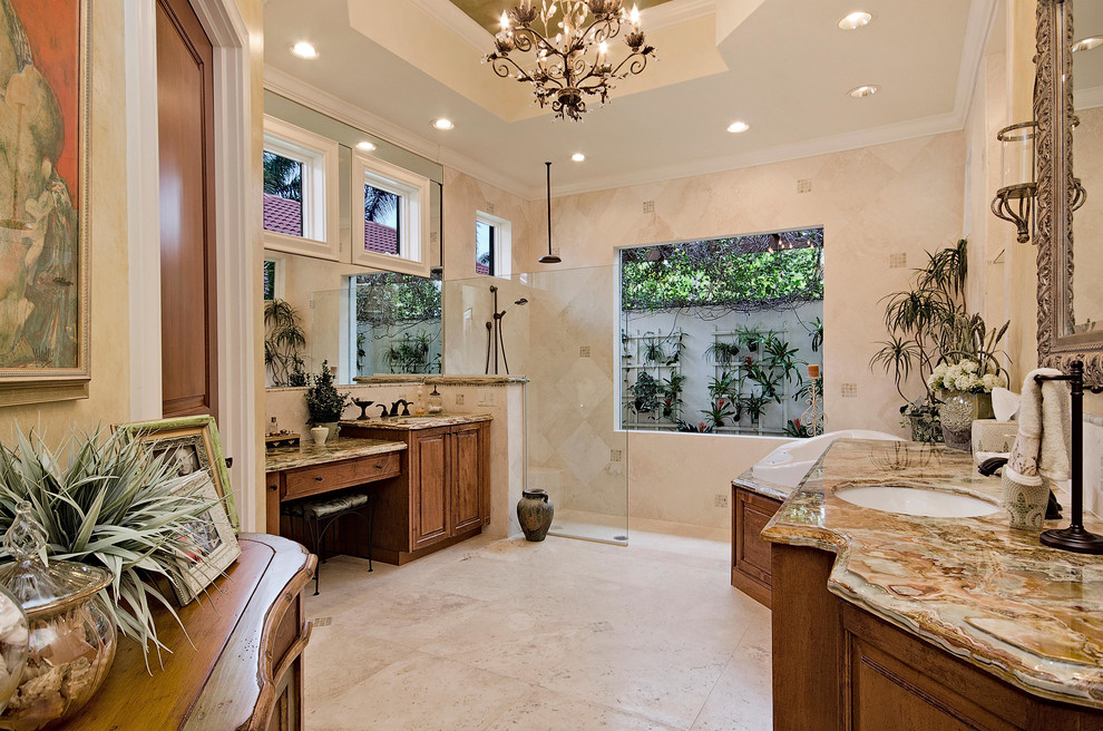 Klassisches Badezimmer En Suite mit profilierten Schrankfronten, hellbraunen Holzschränken, Badewanne in Nische, beigen Fliesen, beiger Wandfarbe, bodengleicher Dusche und offener Dusche in Miami