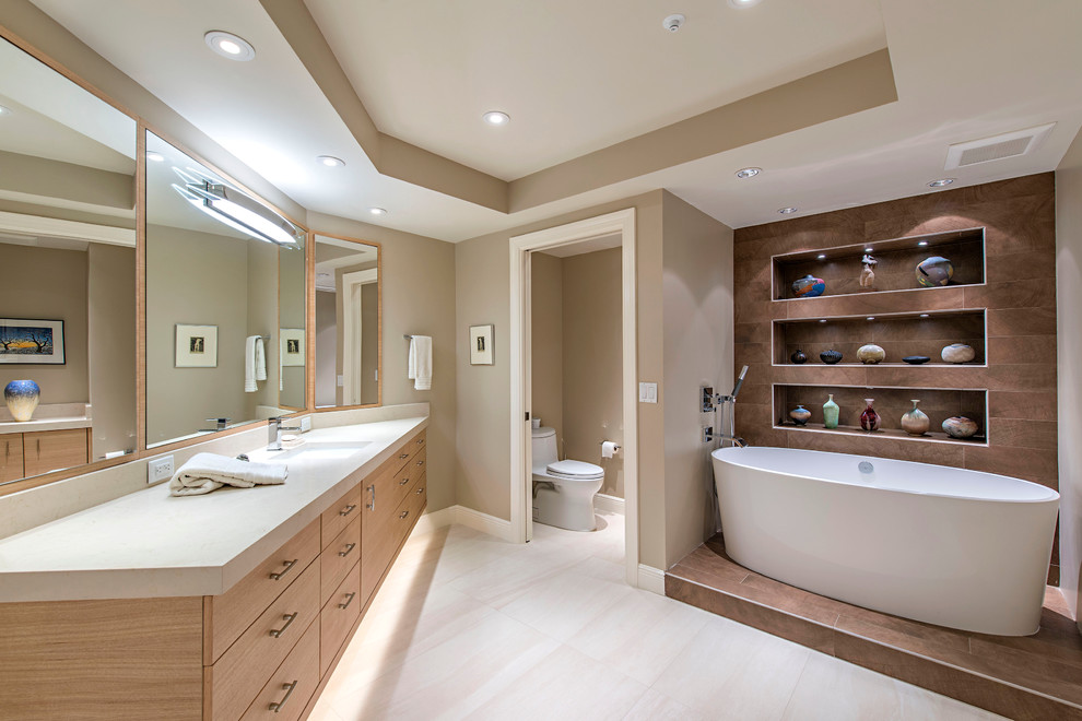 Imagen de cuarto de baño tradicional renovado con armarios con paneles lisos, puertas de armario de madera oscura, ducha empotrada, baldosas y/o azulejos beige, paredes beige y lavabo bajoencimera