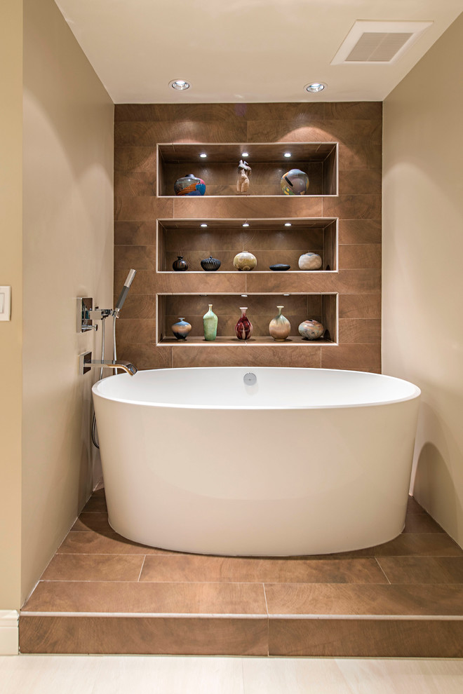 タンパにあるトランジショナルスタイルのおしゃれな浴室 (置き型浴槽) の写真