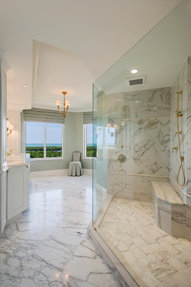 Cette image montre une salle de bain traditionnelle avec des portes de placard blanches, une douche d'angle, un carrelage blanc, un mur vert et aucune cabine.