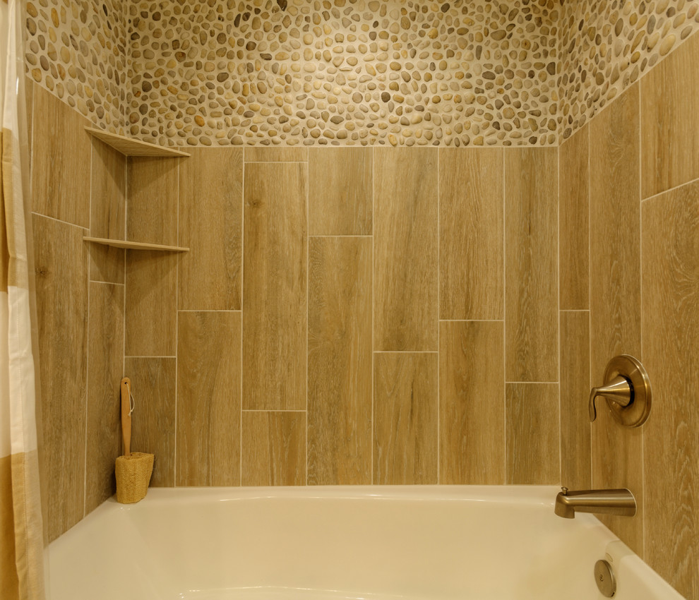 Источник вдохновения для домашнего уюта: маленькая главная ванная комната в морском стиле с ванной в нише, бежевой плиткой, керамической плиткой, бежевыми стенами, полом из керамической плитки, врезной раковиной, столешницей из кварцита, фасадами с филенкой типа жалюзи, светлыми деревянными фасадами, душем над ванной и раздельным унитазом для на участке и в саду