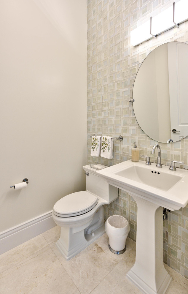 Modelo de cuarto de baño moderno grande con puertas de armario blancas, combinación de ducha y bañera, baldosas y/o azulejos de vidrio, paredes blancas, baldosas y/o azulejos blancos, aseo y ducha y lavabo con pedestal