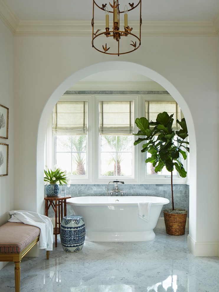 Inspiration för mycket stora exotiska en-suite badrum, med marmorbänkskiva, släta luckor, vita skåp, ett fristående badkar, en dusch i en alkov, grå kakel, stenkakel, vita väggar, marmorgolv och ett konsol handfat