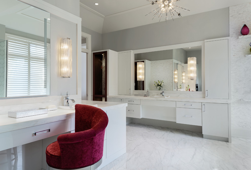 Идея дизайна: большая главная ванная комната в современном стиле с плоскими фасадами, белыми фасадами, отдельно стоящей ванной, угловым душем, раздельным унитазом, разноцветными стенами, мраморным полом, накладной раковиной, мраморной столешницей, белым полом и душем с распашными дверями