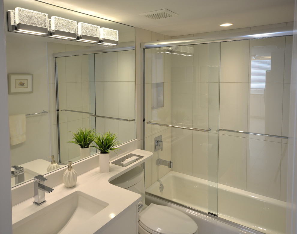 Стильный дизайн: главная ванная комната среднего размера в морском стиле с врезной раковиной, плоскими фасадами, белыми фасадами, столешницей из кварцита, раздельным унитазом, белой плиткой, керамической плиткой, белыми стенами, полом из керамической плитки, накладной ванной, белым полом, душем с раздвижными дверями и душем в нише - последний тренд