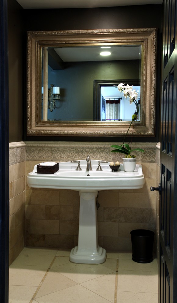 На фото: ванная комната в классическом стиле с раковиной с пьедесталом, бежевой плиткой, каменной плиткой, коричневыми стенами, полом из травертина и душевой кабиной с