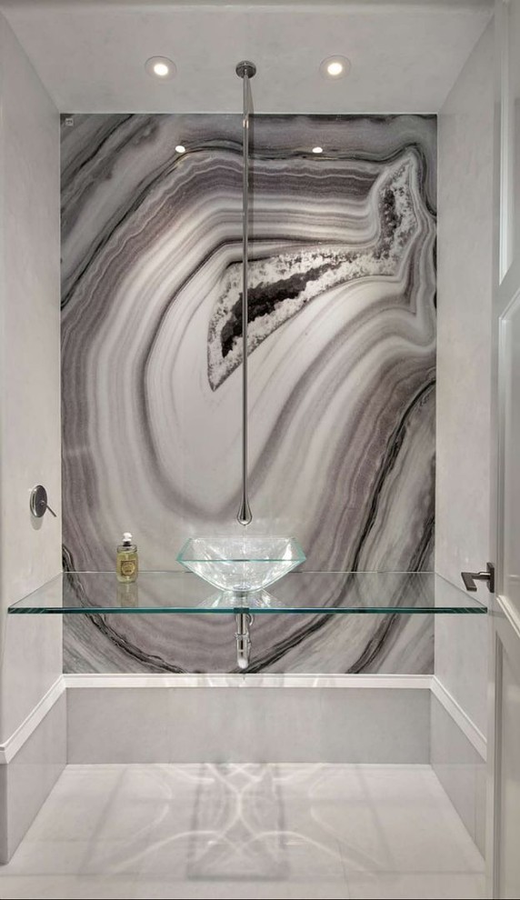 Ispirazione per una stanza da bagno con doccia design di medie dimensioni con ante di vetro, lavabo a bacinella, top in vetro e pavimento bianco