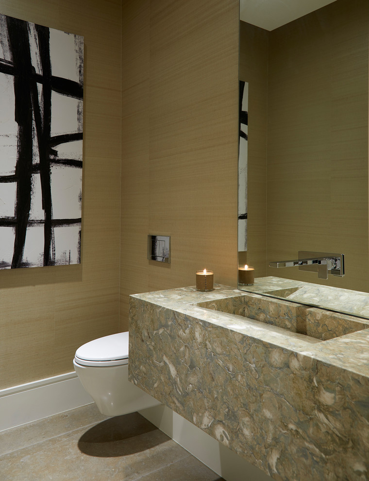 Kleines Modernes Duschbad mit offenen Schränken, Wandtoilette, brauner Wandfarbe, Betonboden, integriertem Waschbecken, Kalkstein-Waschbecken/Waschtisch, buntem Boden und bunter Waschtischplatte in Miami
