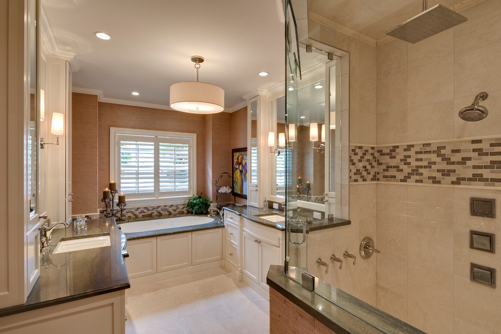 マイアミにある広いトロピカルスタイルのおしゃれなマスターバスルーム (ドロップイン型浴槽、コーナー設置型シャワー) の写真