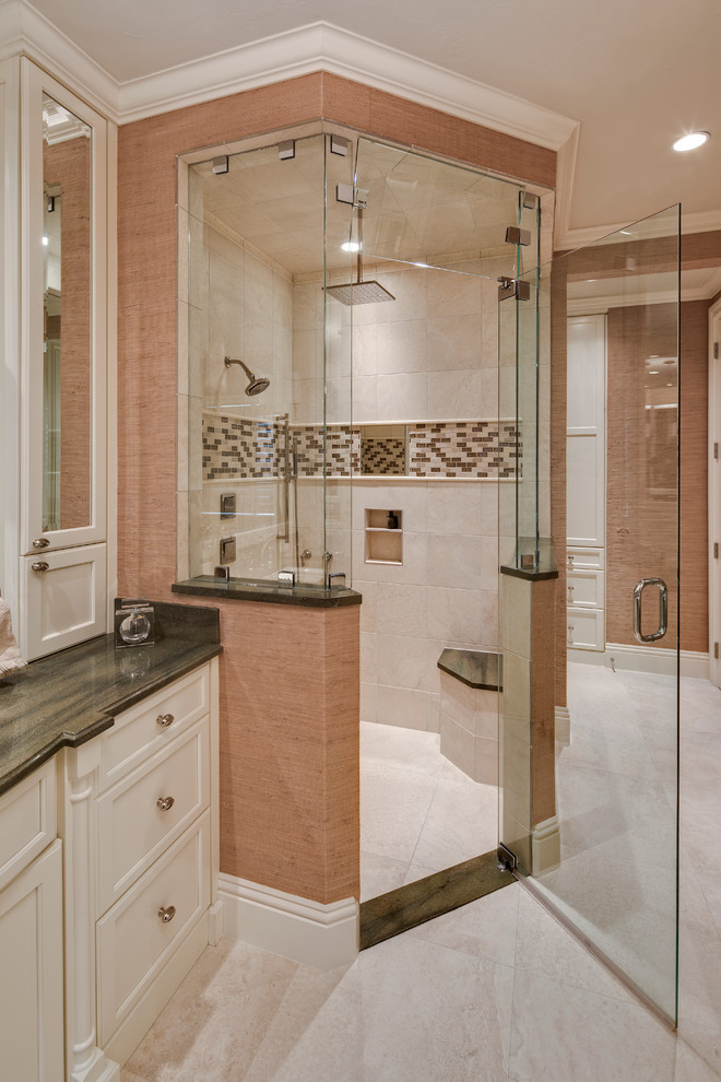 Идея дизайна: главная ванная комната в морском стиле с двойным душем