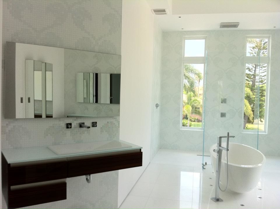 Immagine di un'ampia stanza da bagno moderna con vasca freestanding, piastrelle bianche, piastrelle a mosaico, pareti bianche, pavimento bianco e doccia aperta
